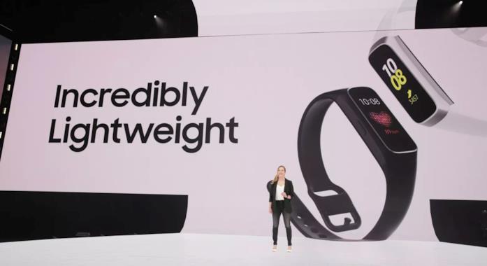 Galaxy Fit, nuovo dispositivo per il fitness presentato da Samsung Foto scattata durante l'evento Unpacked 2019, sullo sfondo il Galaxy Fit