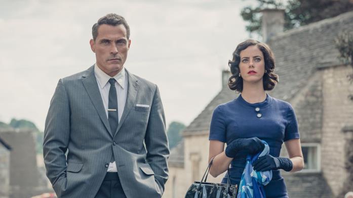 Rufus Sewell e Kaya Scodelario in The Pale Horse Rufus Sewell e Kaya Scodelario