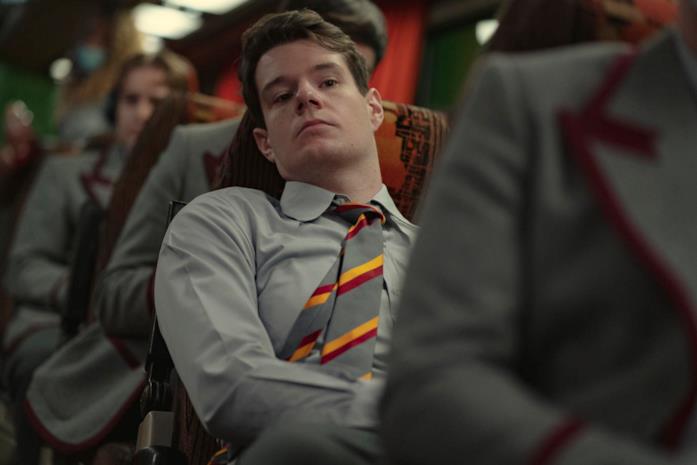 Connor Swindells, interprete di Adam Groff in Sex Education Connor Swidells in una foto promozionale di Sex Education 3