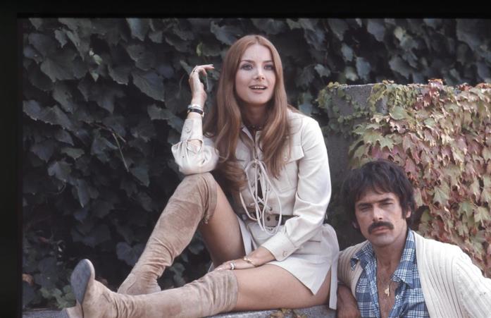 Non si sevizia un paperino, il cult di Lucio Fulci Tomas Milian e Barbara Bouchet in una pausa dal set