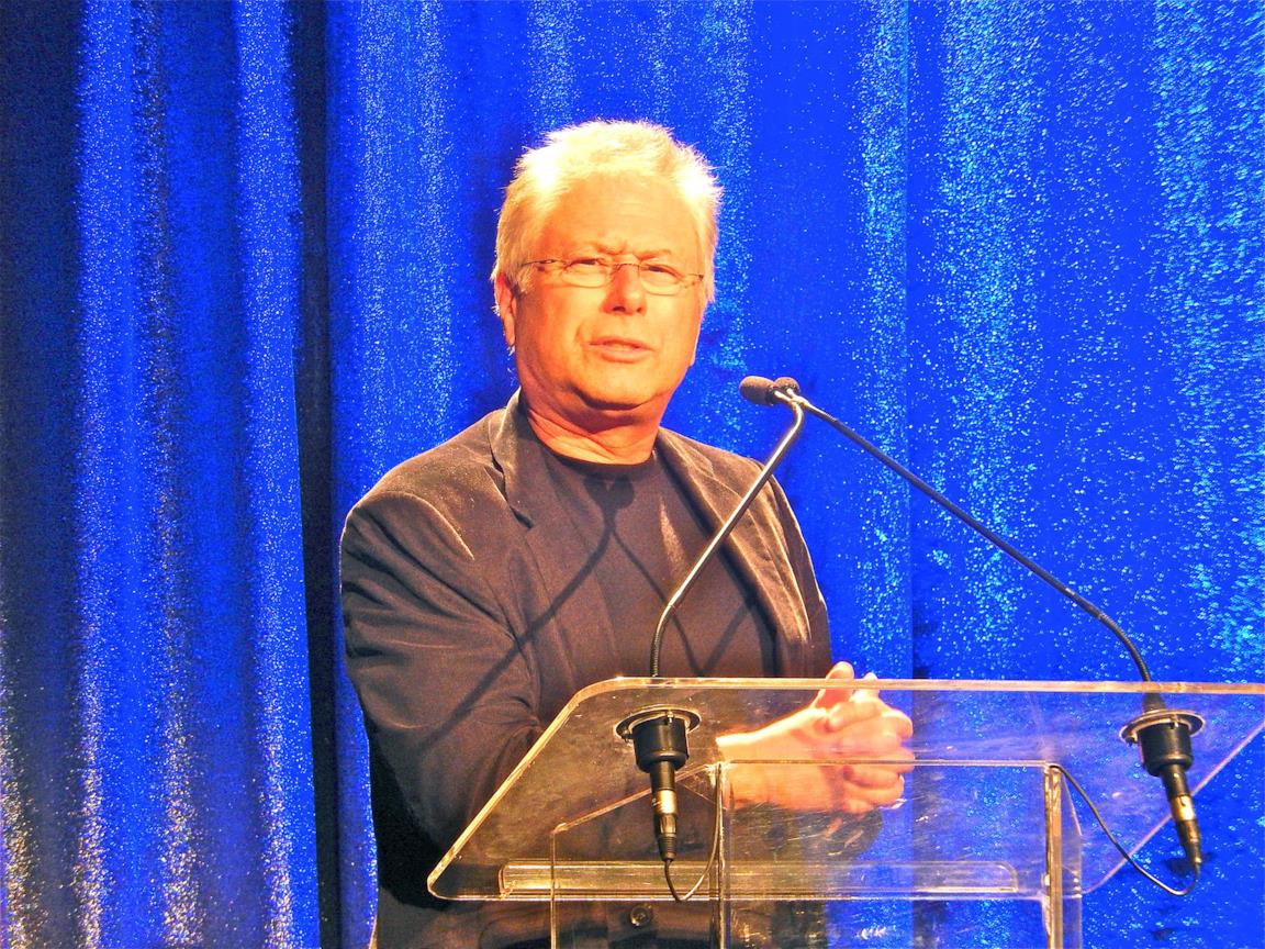 Una foto a mezzobusto che ritrae Alan Menken