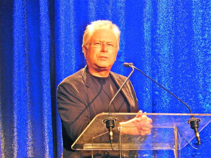 Una foto a mezzobusto che ritrae Alan Menken