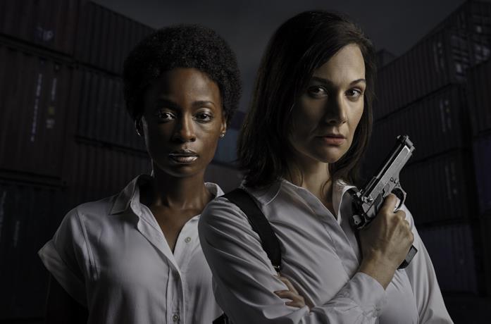 Hlubi Mboya e Erica Wessels in una scena del film I Am All Girls