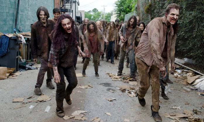 In primo piano alcuni Zombie che camminano
