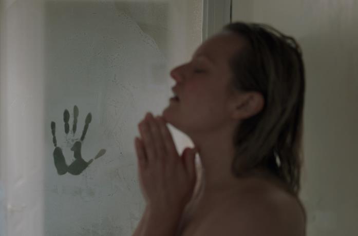 Elisabeth Moss in una scena del film L'uomo invisibile
