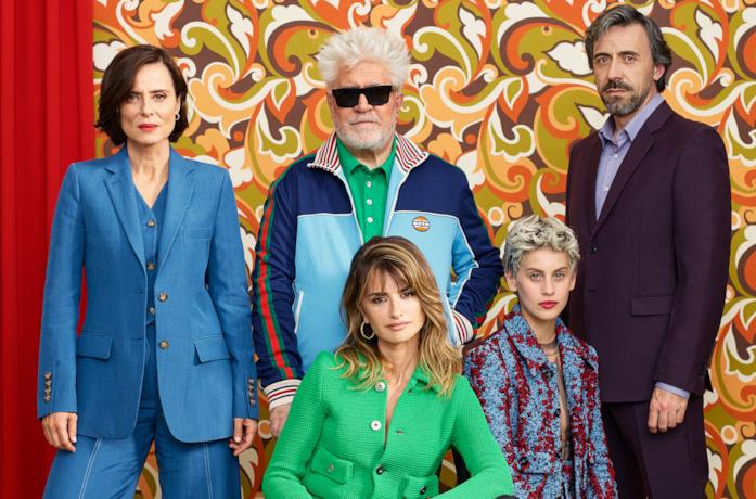 Almodóvar e il cast di Madres Paralelas