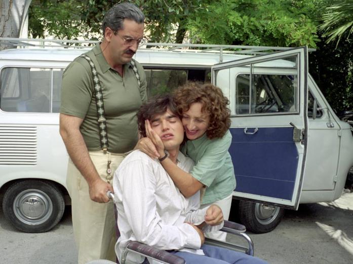 Il figlio della luna, la storia vera di Fulvio Frisone dietro al film Antonio Milo, Paolo Briguglia e Lunetta Savino in una scena del film TV Il figlio della luna