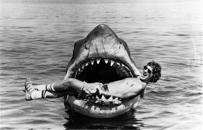 Lo squalo, il capolavoro di Spielberg Steven Spielberg tra le fauci dello squalo sul set del film