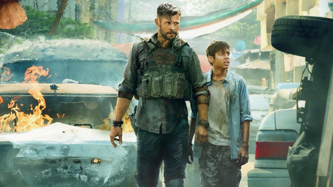 Chris Hemsworth e il giovane Rudhraksh Jaiswal in una scena di Tyler Rake