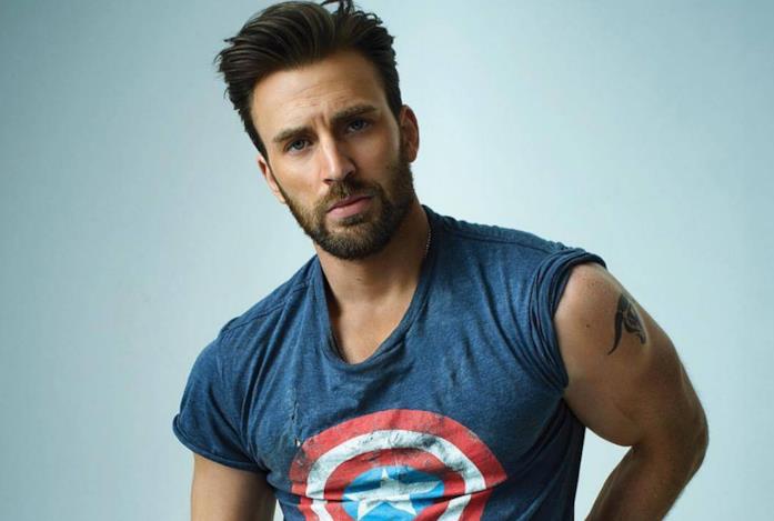 Chris Evans con una maglietta a tema Captain America