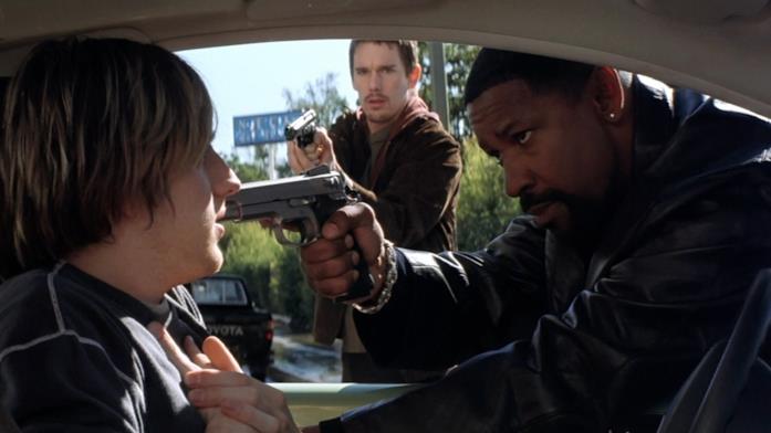 Training Day: una scena del film Training Day: Ethan Hawke e Denzel Washington in una scena del film