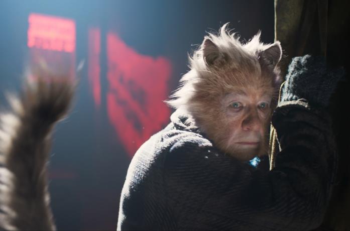 Ian McKellen in una scena del film Cats