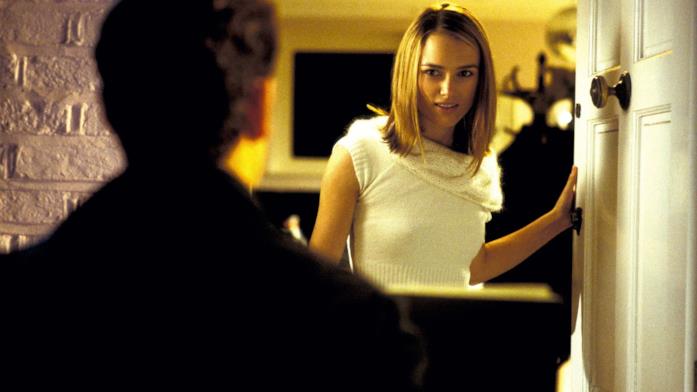 Keira Knightley in una scena di Love Actually Keira Knightley apre la porta