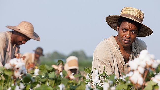 Chiwetel Ejiofor in una scena di 12 anni schiavo