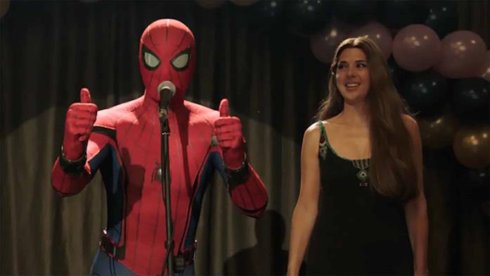 In Spider-Man: Far From Home, il nome 'Peter Tingle' si deve a Zia May Spider-Man/Peter Parker e Zia May in una scena di Spider-Man: Far From Home