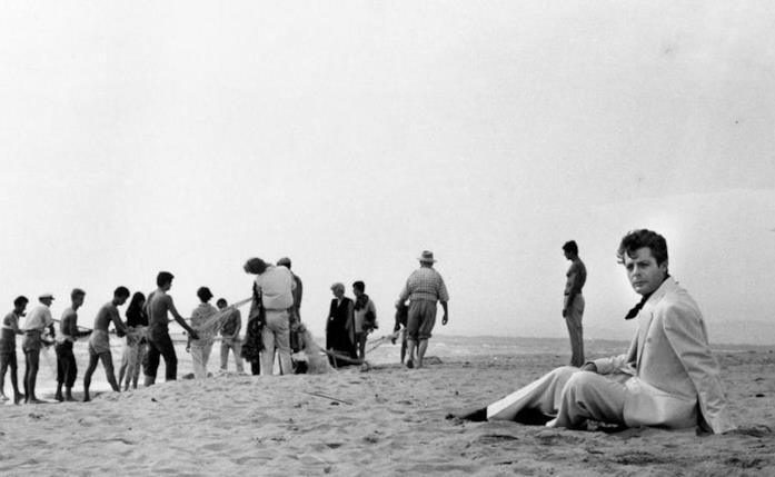 La dolce vita, il capolavoro di Fellini Mastroianni nel finale de La dolce vita