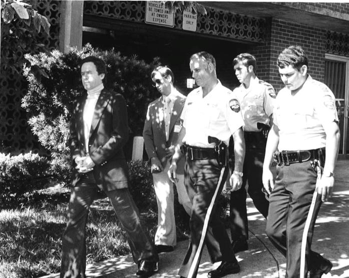 Ted Bundy e alcuni poliziotti Alcuni poliziotti scortano Ted Bundy