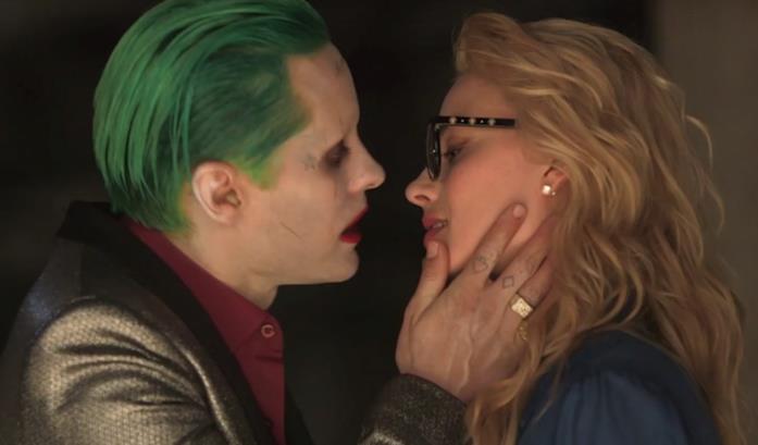 Una scena di Suicide Squad con il bacio tra Joker e Harley