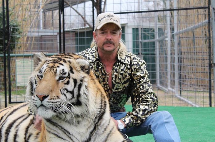 Joe Maldonado-Passage, meglio noto come Joe Exotic, con una delle sue tigri