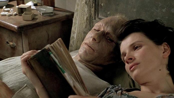 Una scena de Il paziente inglese Ralph Fiennes e Juliette Binoche