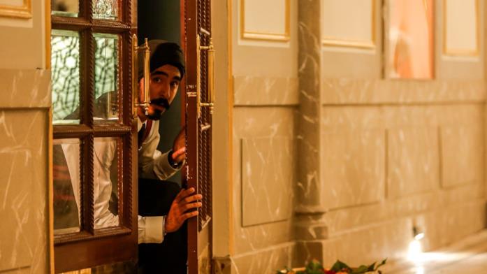 Dev Patel Dev Patel osserva la via di fuga