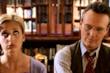 Giles e Buffy con aria pensierosa in biblioteca