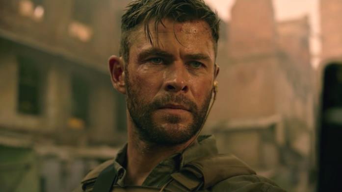 Tyler Rake e le incredibili acrobazie di Chris Hemsworth Primo piano di Chris Hemsworth sporco e sudato in una scena di Tyler Rake