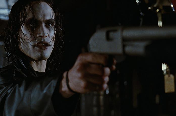 Brandon Lee in una scena de Il corvo - The Crow