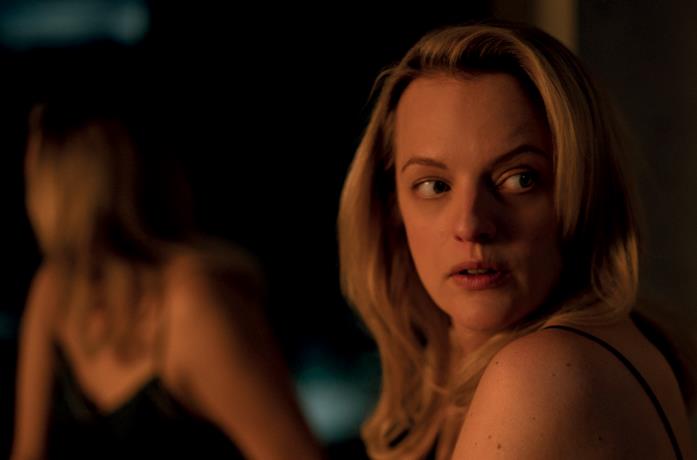 Elisabeth Moss si guarda alle spalle