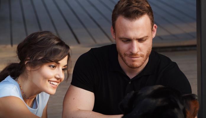 Hande Erçel e Kerem Bürsin in una scena della serie