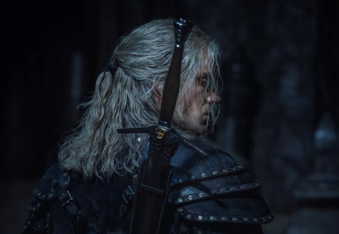 Un primo piano di Geralt di Rivia, impersonato da Henry Cavill Henry Cavill interpreta Geralt nella seconda stagione di The Witcher