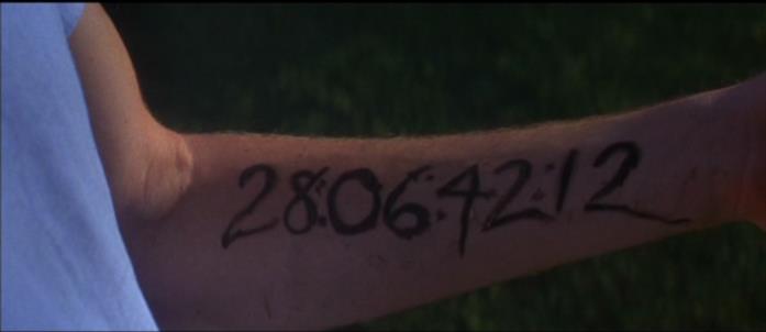 Il conto alla rovescia per la fine del mondo scritto sul braccio di Donnie Darko Il braccio di Donnie Darko su cui è scritto quanto manca alla fine del mondo