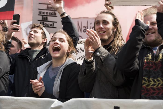 E domani il mondo intero: il film tedesco di Netflix che esplora violenza e antifascismo Mala Emde in una scena del film E domani il mondo intero