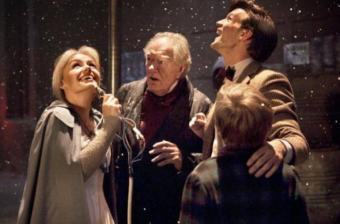 Un Canto di Natale, lo special natalizio di Doctor Who Il cast di Doctor Who in una scena