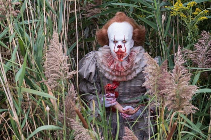 ll mostruoso Pennywise nel film IT Bill Skarsgård