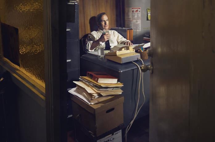 Bob Odenkirk alla scrivania in una scena di Better Call Saul