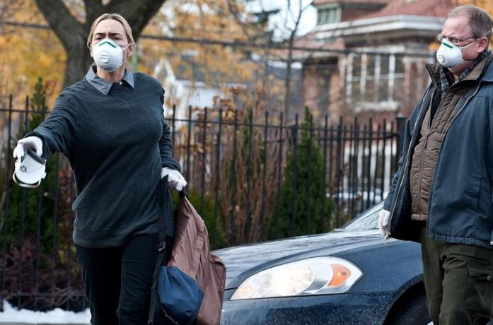 Anna Jacoby-Heron e Matt Damon in una scena del film Contagion