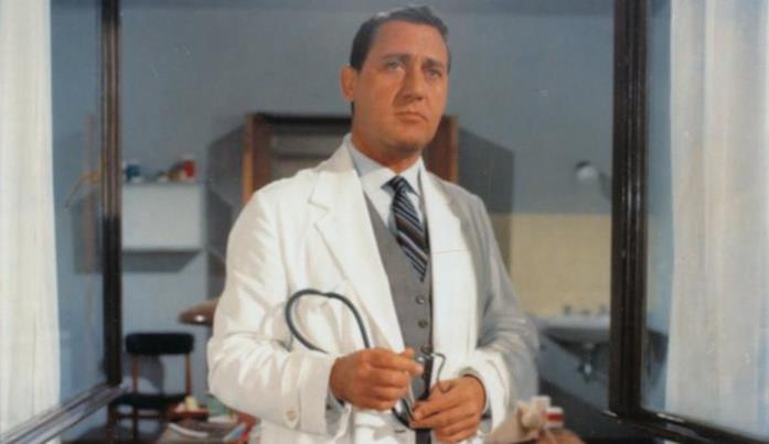 Il medico della mutua sarà uno dei film che verranno trasmessi su Sky Cinema Collection Un'immagine del film Il medico della mutua