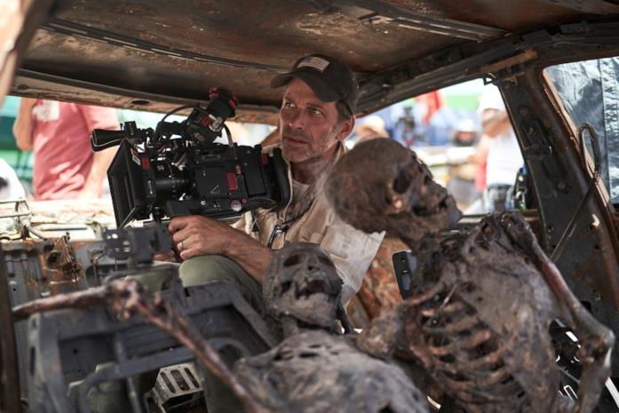 Zack Snyder gira sul set in compagnia di due scheletri