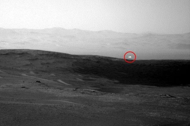 Lo scatto del rover Curiosity dove è possibile vedere il misterioso bagliore
