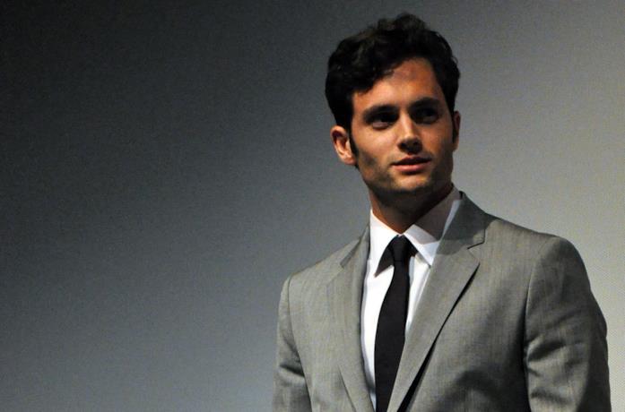 Penn Badgley in giacca e cravatta