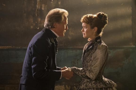 Bill Nighy e Olivia Cooke in una scena del film The Limehouse Golem - Mistero sul Tamigi