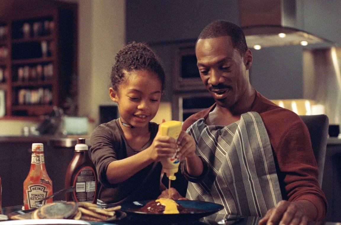Yara Shahidi ed Eddie Murphy in una scena del film Immagina che