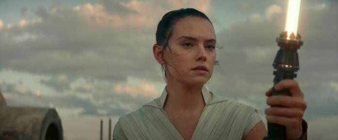 Rey con la sua nuova spada laser Rey attiva la sua spada laser alla fine di Episodio IX