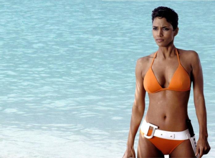Halle Berry e la verità sul suo incidente sul set di James Bond Halle Berry in Agente 007 - La morte può attendere