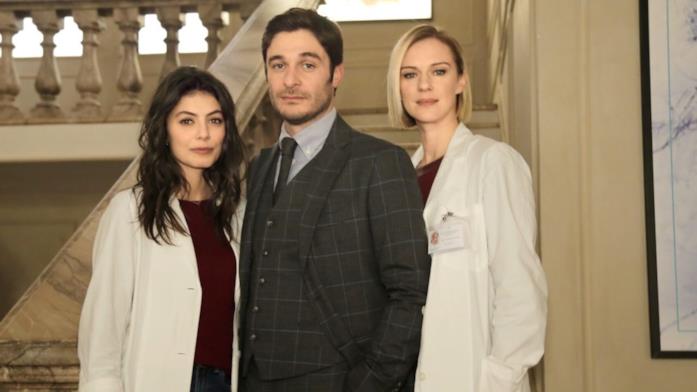 Tutto quello che sappiamo de L'Allieva 3: curiosità dal backstage Antonia Liskova è Andrea Mares, con Alessandra Mastronardi e Lino Guanciale