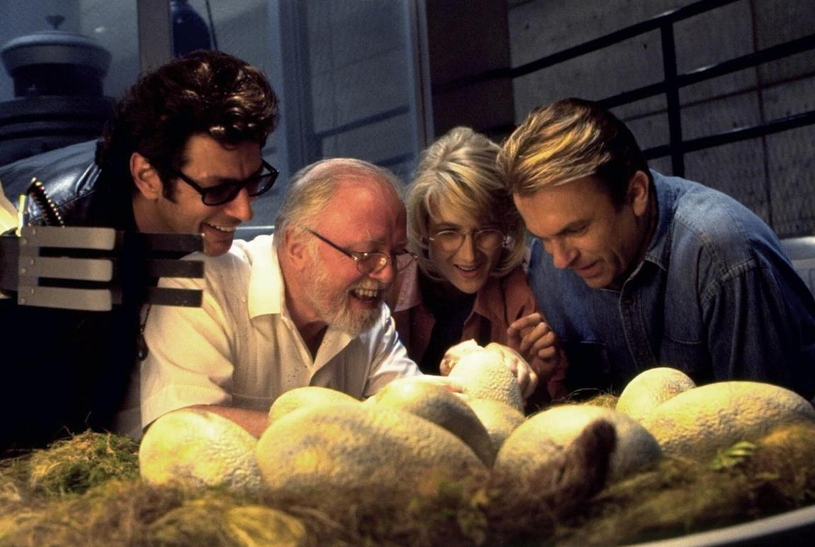 I protagonisti di Jurassic Park osservano la nascita dei dinosauri