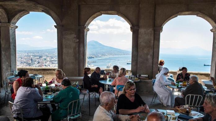 Napoli velata Una veduta mozzafiato di Napoli durante la scena della tombolata