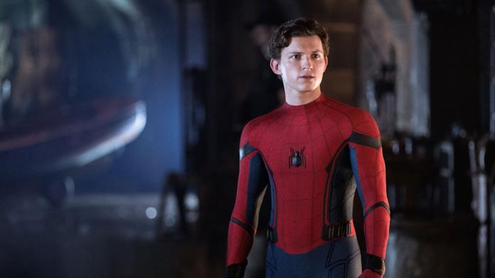 Tom Holland è Spider-Man in una scena di Spider-Man: Far From Home