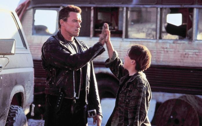 Terminator 2, Cameron firma uno sci-fi epocale Schwarzy ed Edward Furlong in una scena del film